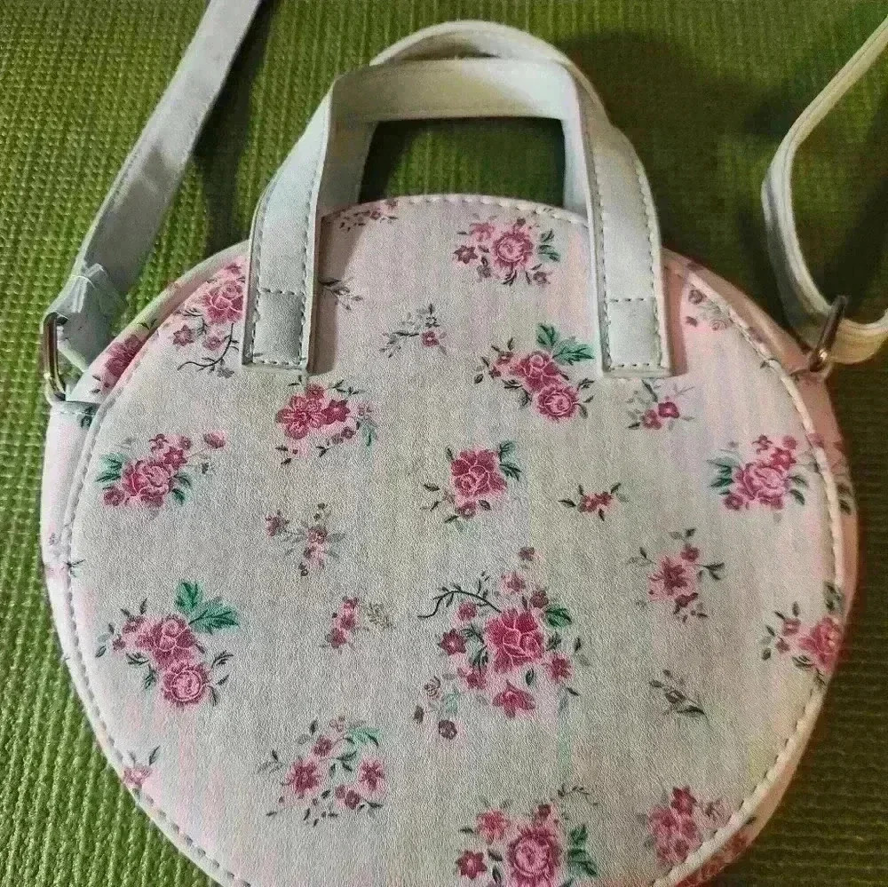 Mint green with detail silk lining.Round Purse with over shoulder and hand strap - Picture 3 of 10